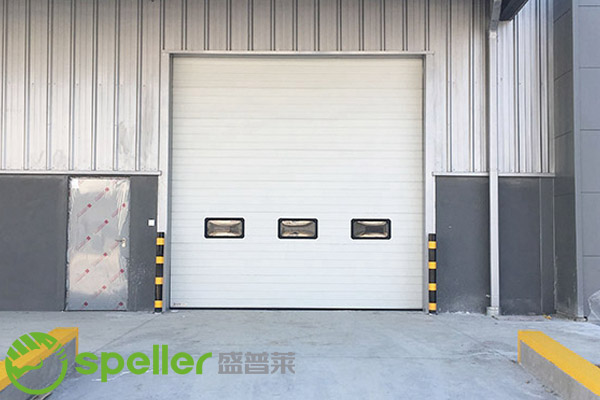 密封工業(yè)提升門：工廠電動門改造新選擇，抗風(fēng)保溫更節(jié)能